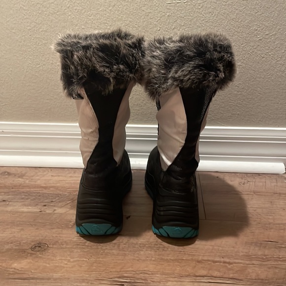 Girls size 4 Kamik waterproof snow boots barely worn - Picture 6 of 7